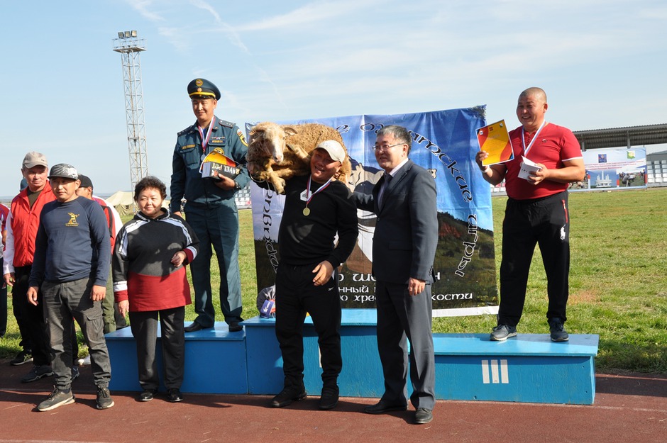 За победу в разбивании хребтовой кости представители администрации Осинского района подарили живого барана Сергею Болотову, сотруднику иркутской пожарно-спасательной части № 1 имени Станислава Омельянчика.