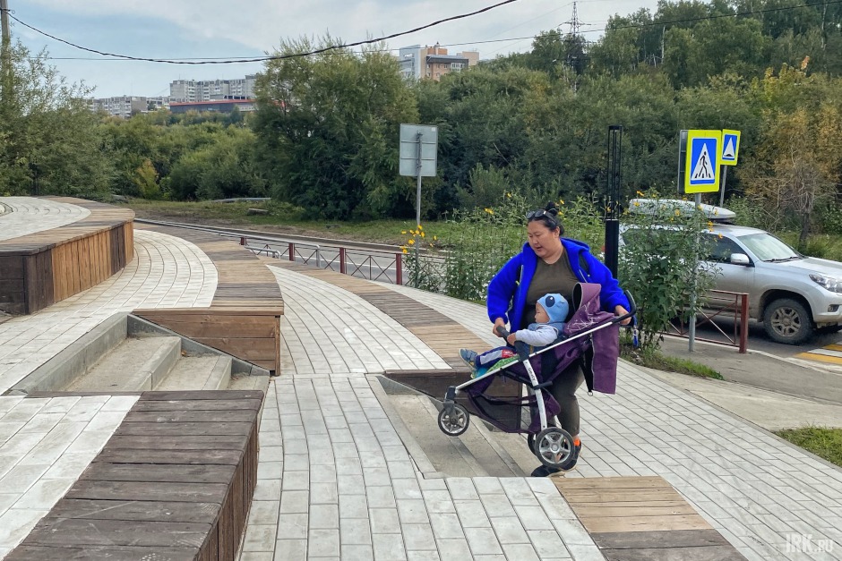 Только возле одной лестнице предусмотрен пандус