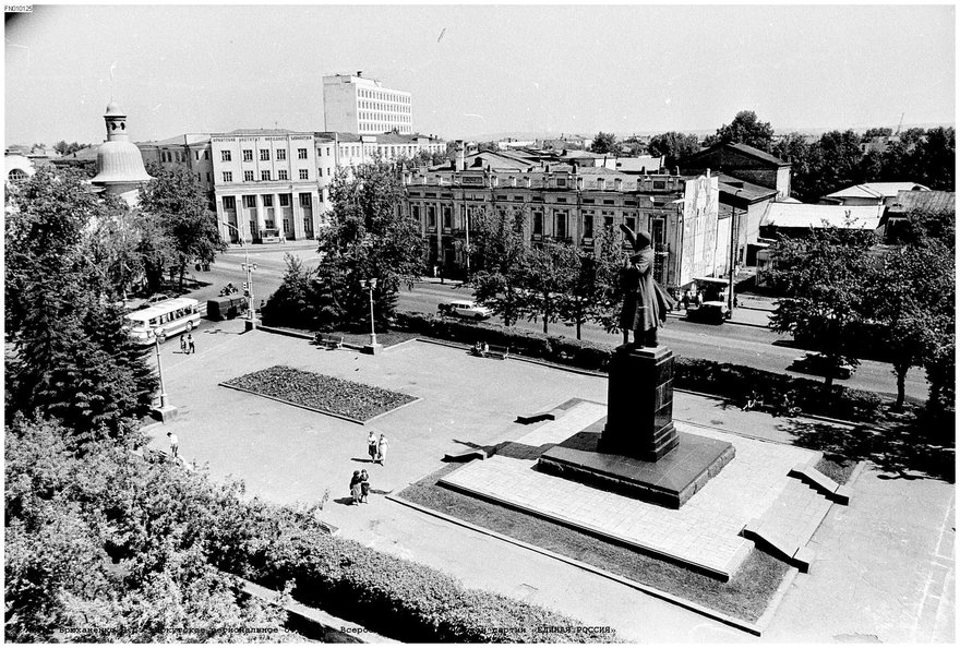 Площадь в Иркутске с памятником Ленина / фот. Э. Д. Брюханенко
