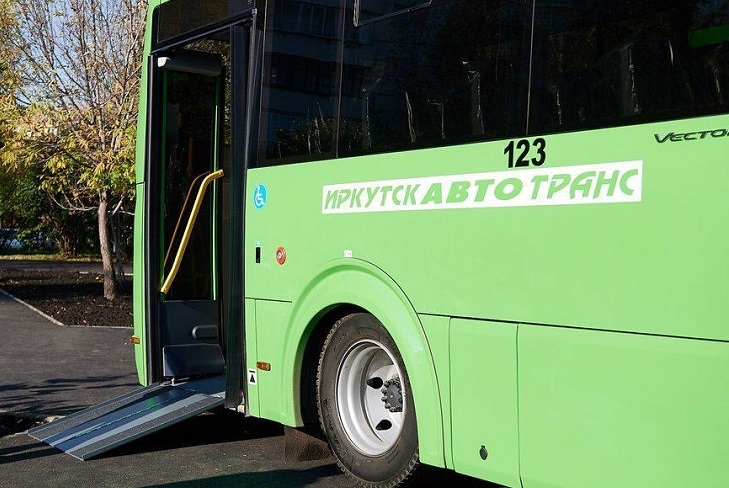 Оборудованный пандусом автобус. Фото пресс-службы администрации Иркутска