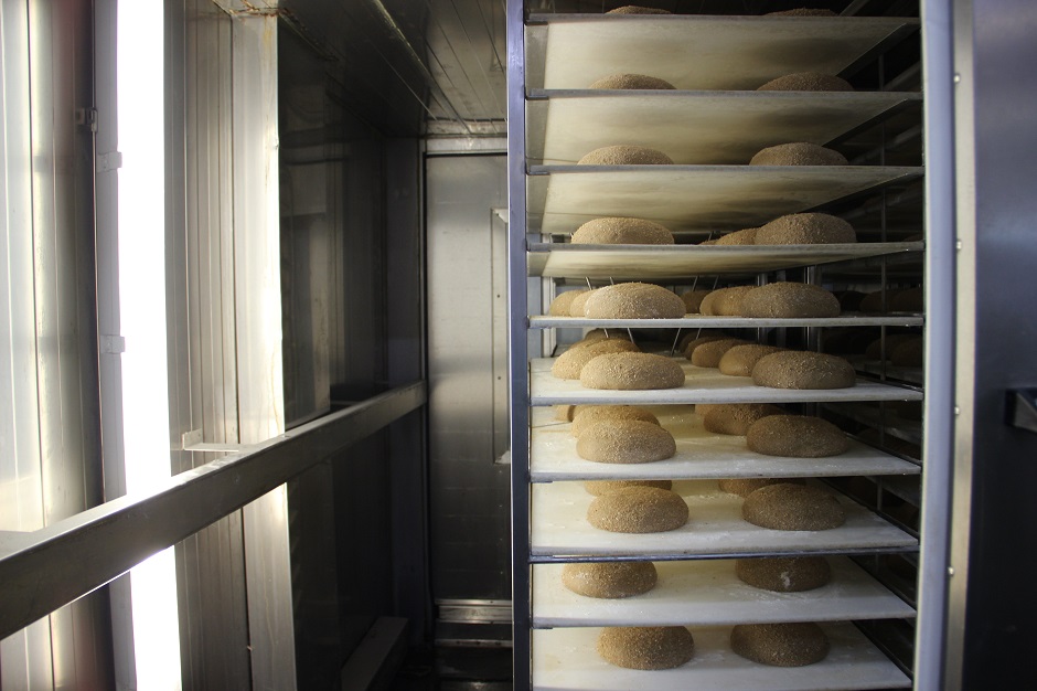 Вот так красиво хлеба поднимаются в специальном расстоечном шкафу, в нем четко выверены параметры температуры и влажности