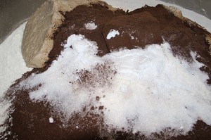 Это ингредиенты для «Житного хлеба от Семёныча» — мука, солод, живая закваска, соль и сахар