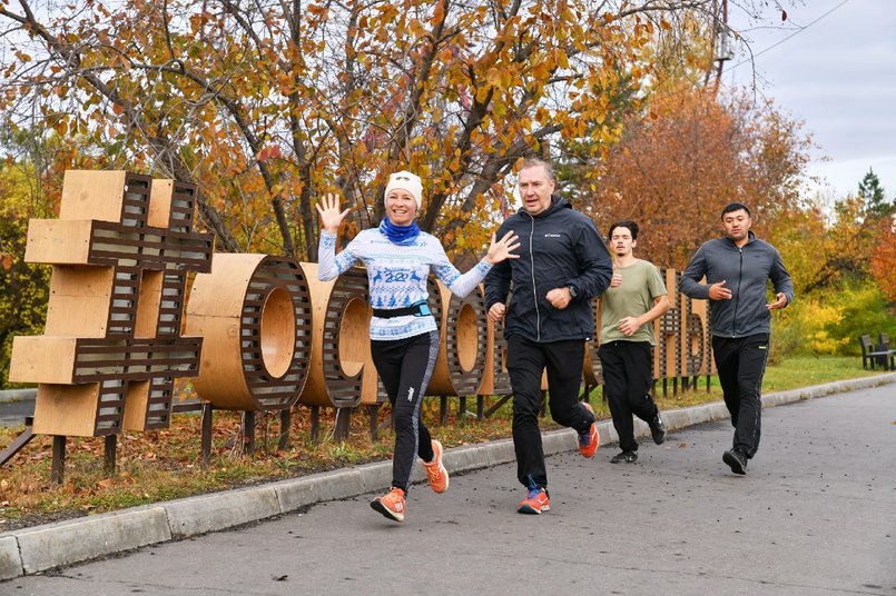 Участники утренней пробежки в Иркутске. Фото Андрея Щипина, vk.com/5verstirk