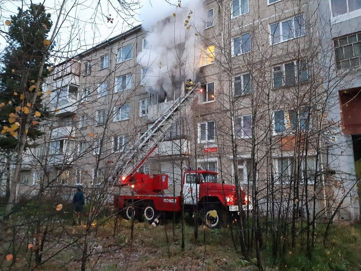 Горящая квартира в пятиэтажке Усть-Илимска. Фото ГУ МЧС России по Иркусткой области