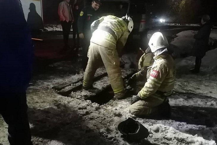 Пожарные спасают мужчину и щенков. Фото пресс-службы ГУ МЧС России по Иркусткой области