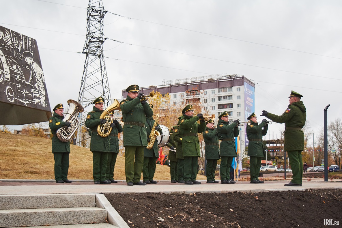 Играл духовой оркестр.