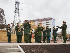 Играл духовой оркестр.