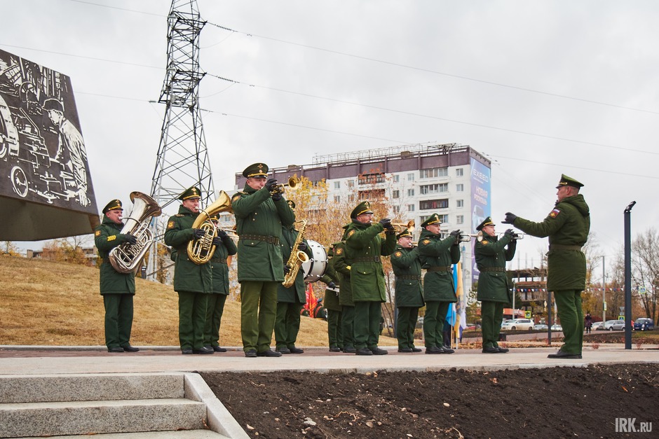Играл духовой оркестр.