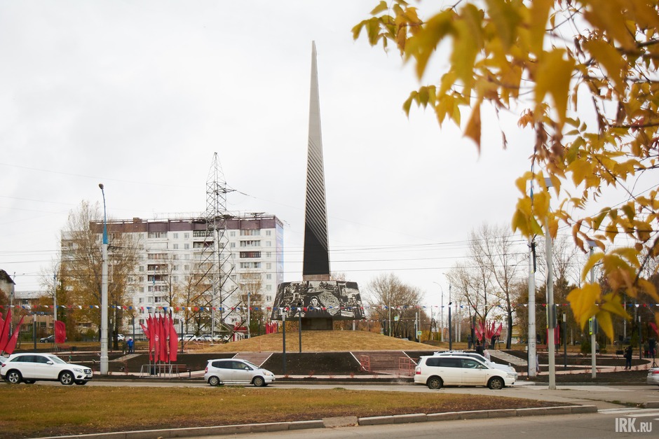 На Байкальском кольце завершился монтаж стелы «Иркутск — город трудовой доблести».