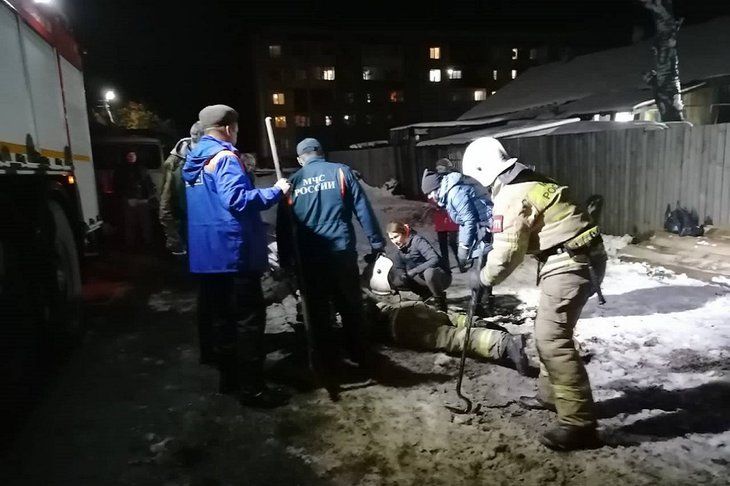 Пожарные спасают мужчину и щенков. Фото пресс-службы ГУ МЧС России по Иркусткой области