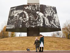 Стелу украшает девять бронзовых панно, иллюстрирующие подвиг иркутян в годы Великой Отечественной войны.