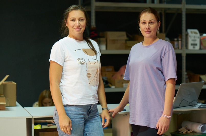 Девушки-волонтеры (Анастасия справа)