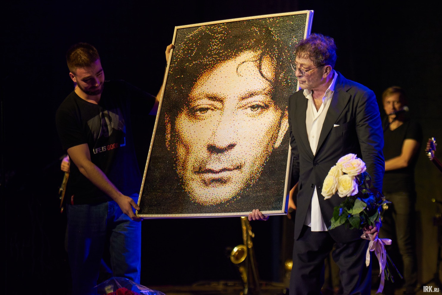 На концерте Григорию Лепсу подарили портрет. Артист не упустил возможности пошутить в своём стиле.