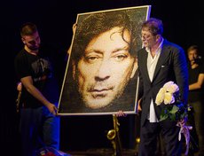 На концерте Григорию Лепсу подарили портрет. Артист не упустил возможности пошутить в своём стиле.