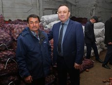 Исполнительный директор ЗАО «Иркутские семена» Леонид Ширяев и Леонид Фролов.