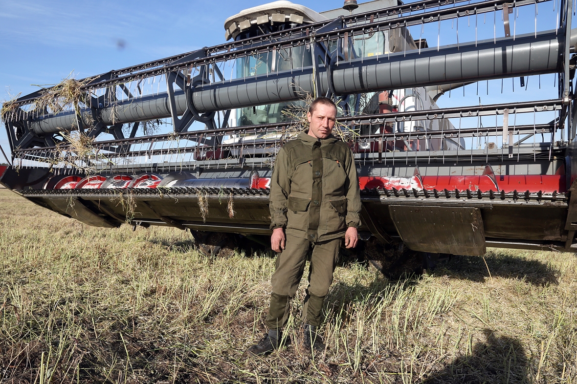 Александр Смоленинов, комбайнер-механизатор ЗАО «Иркутские семена».