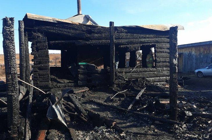 Сгоревший дом. Фото из телеграм-канал прокуратуры Иркутской области