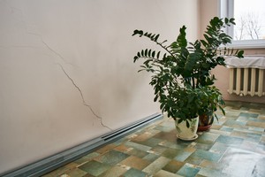 В квартире Яны стены и потолок в трещинах, которых с каждым годом становится все больше