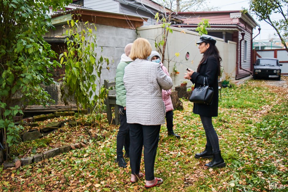 Жильцы опасаются, что после очередного землетрясения перегородки не выдержат и дом рухнет