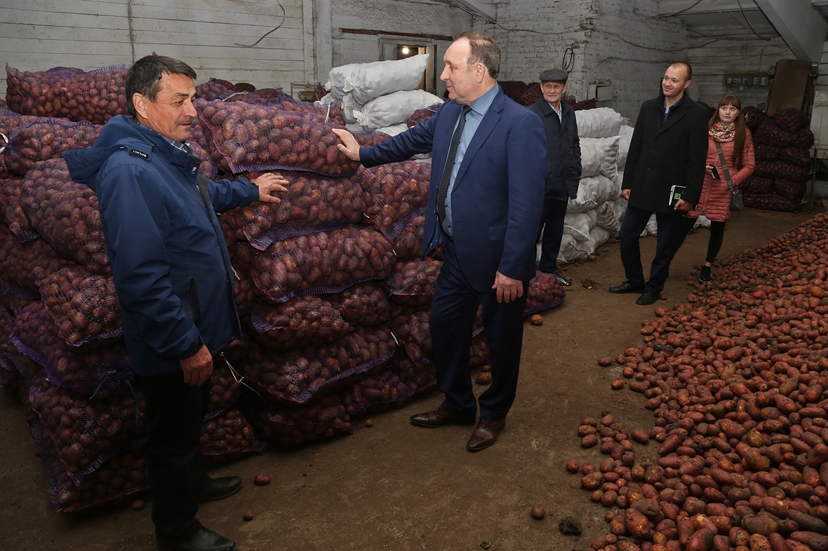 В овощехранилище ЗАО «Иркутские семена» побывал мэр Иркутского района Леонид Фролов.