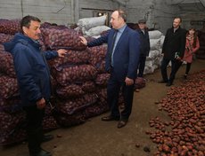 В овощехранилище ЗАО «Иркутские семена» побывал мэр Иркутского района Леонид Фролов.