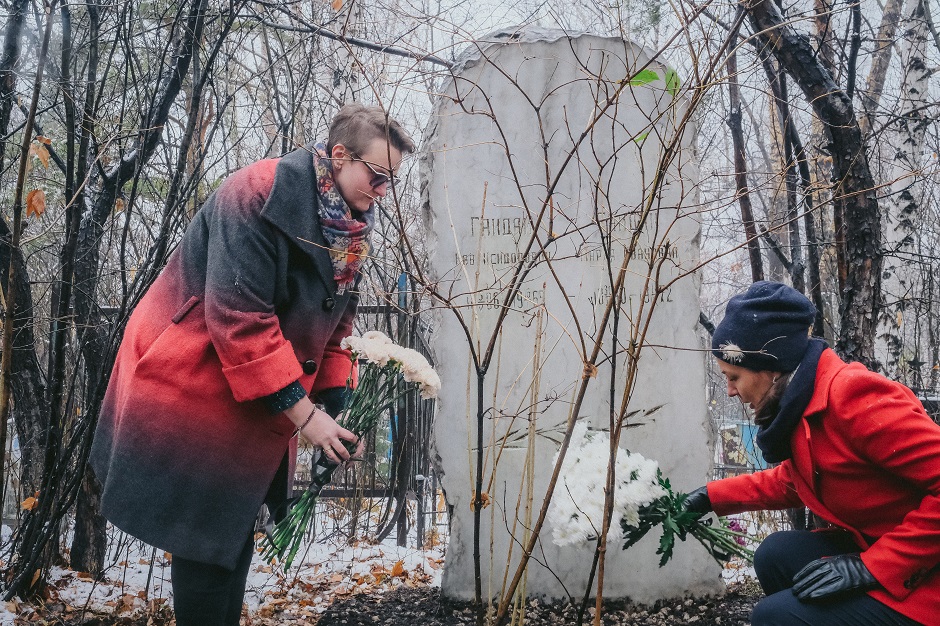 Ольга вместе с сотрудниками «ГайдайЦентра» привела в порядок могилы родителей дедушки