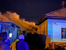 Жители соседних домов вышли из них и предпочитали наблюдать за пожаром издалека.