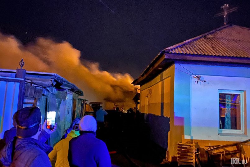 Жители соседних домов вышли из них и предпочитали наблюдать за пожаром издалека.