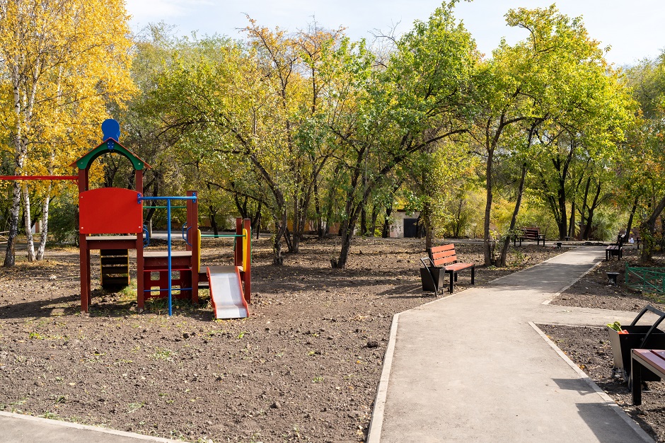 Заасфальтировали дорожки, установили скамейки, урны и детский городок