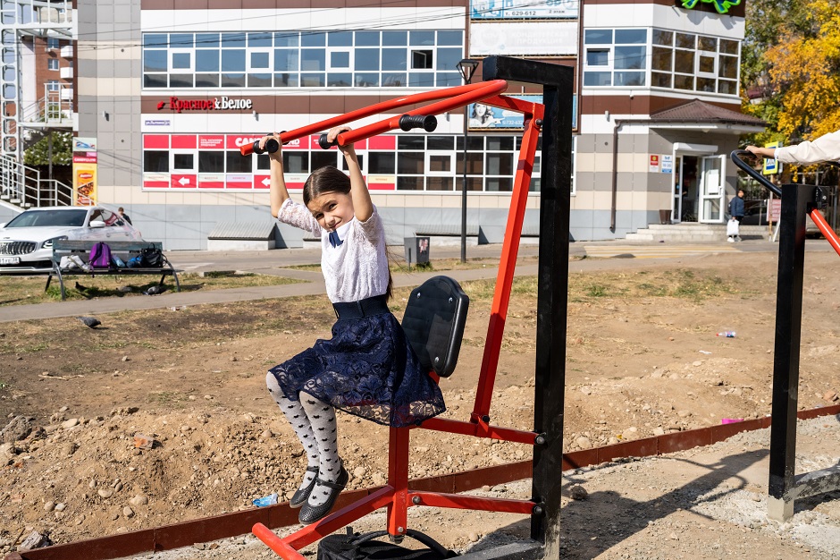 Рядом с площадкой оборудуют спортивный уголок с тренажерами