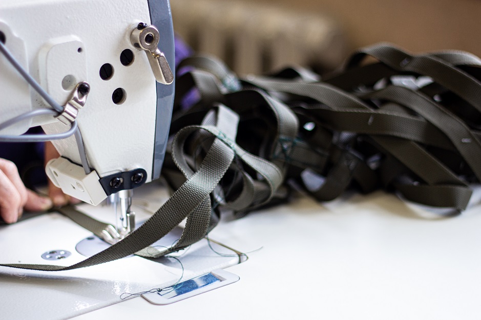 Сшивают их особо прочными нитками