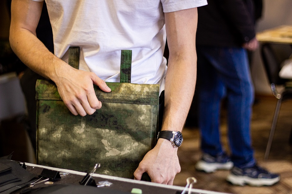 Если закрепить на поясе — защищает основные артерии нижней части тела