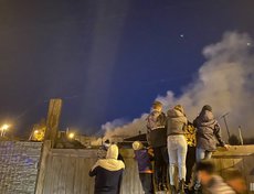 Произошедшее собрало толпу зевак вокруг, которые старались увидеть всё своими глазами. Фото Анастасии Марковой