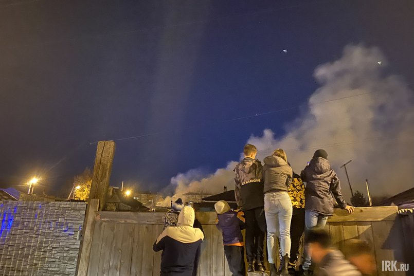 Произошедшее собрало толпу зевак вокруг, которые старались увидеть всё своими глазами. Фото Анастасии Марковой