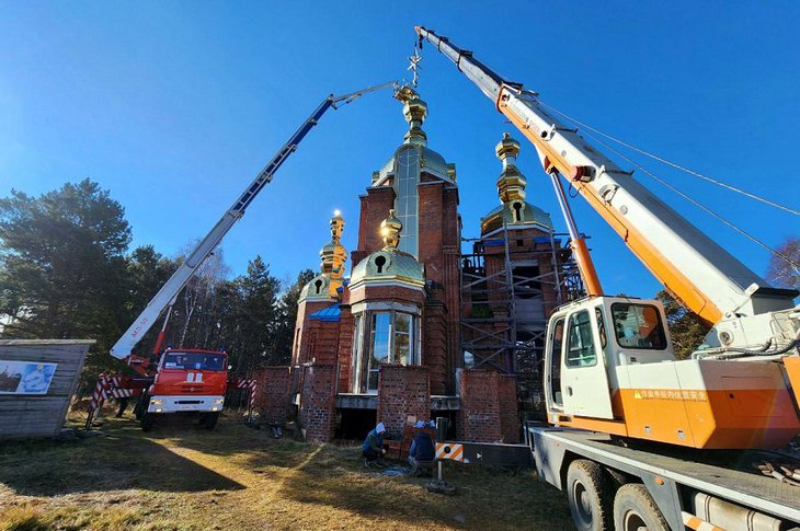 Установка креста на купол храма. Фото Юлии Саенко