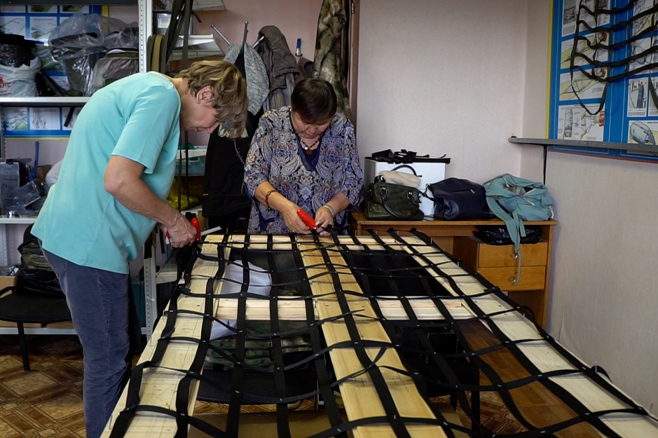 Перед скреплением степлером стропу раскладывают на специальном столе