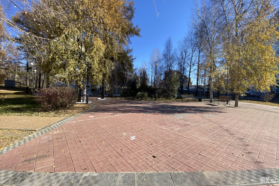 Площадь при входе в парк выглядит не очень презентабельно
