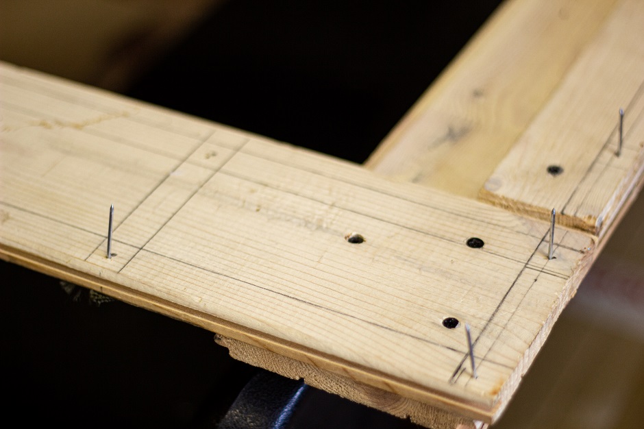 На такие гвозди закрепляют разложенные специальным образом носилки