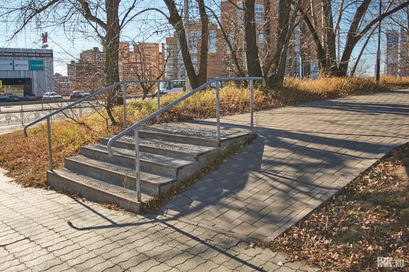 На противоположной стороне парка есть еще один вход с лестницей и съездом, по которому, например, в инвалидном кресле заехать невозможно