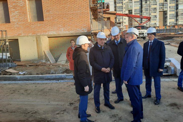 Игорь Кобзев проверил строительство детского сада. Фото пресс-службы правительства Иркутской области