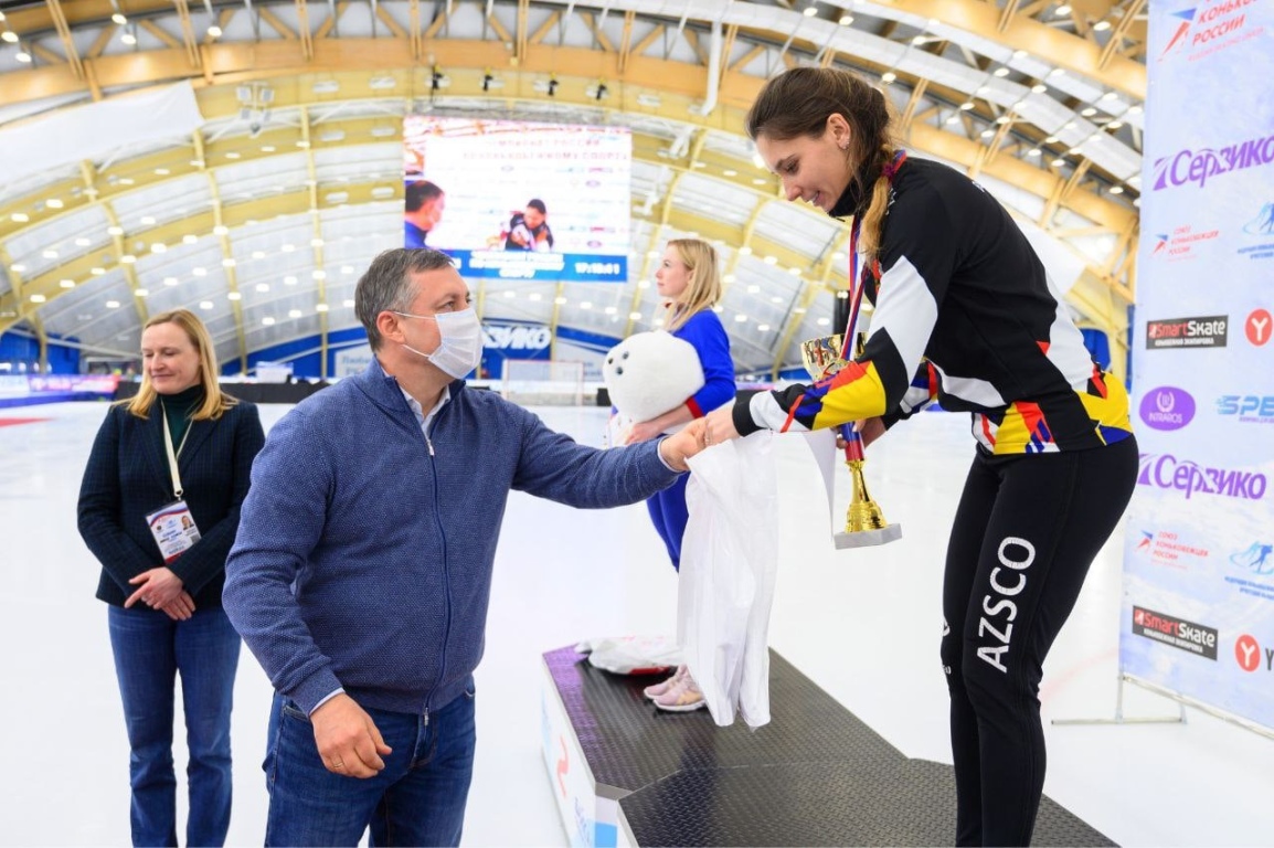 Награждение победителей чемпионата по конькобежному спорту