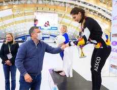 Награждение победителей чемпионата по конькобежному спорту