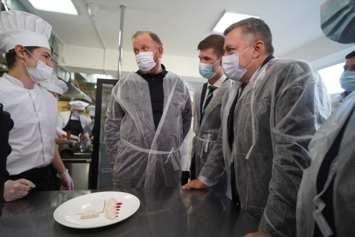 Известный шеф-повар Константин Ивлев провел мастер-класс в Иркутске. Участие в нем принял губернатор