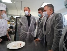 Известный шеф-повар Константин Ивлев провел мастер-класс в Иркутске. Участие в нем принял губернатор
