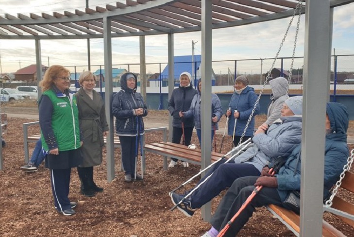 Депутат Заксобрания Галина Кудрявцева с жителями Максимовщины на открытии парка Депутат Заксобрания Галина Кудрявцева с жителями Максимовщины на открытии парка