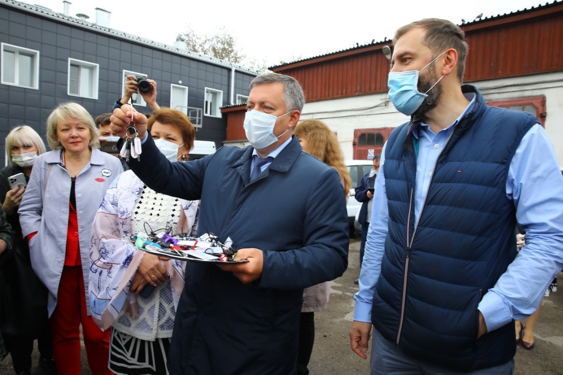 Вручение ключей от новых автомобилей скорой помощи