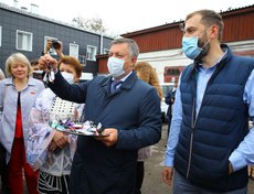 Вручение ключей от новых автомобилей скорой помощи