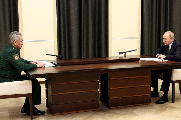 Владимир Путин с министром обороны Сергеем Шойгу. Фото пресс-службы Кремля