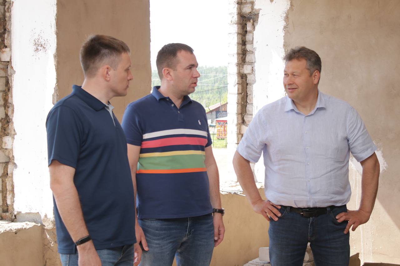 Депутат Виталий Перетолчин осматривает работы по модернизации клуба «Кедр» в в посёлке Тубинский. Фото из телеграм-канала парламентария Депутат Виталий Перетолчин осматривает работы по модернизации клуба «Кедр» в в посёлке Тубинский. Фото из телеграм-канала парламентария