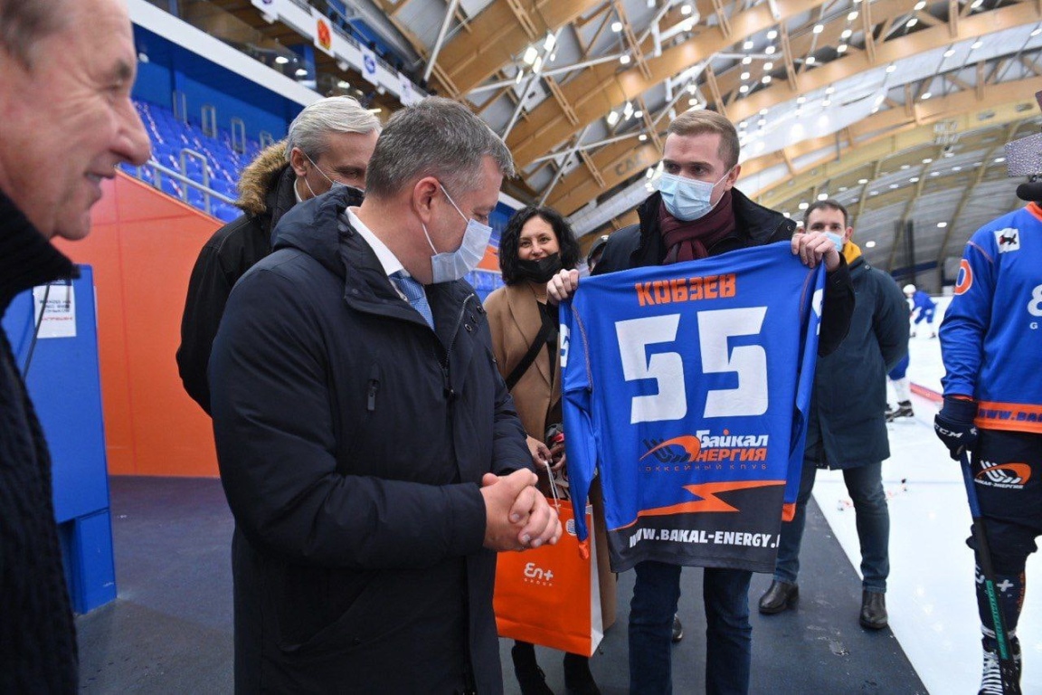 Хоккеисты «Байкал-Энергии» подарили губернатору именную форму